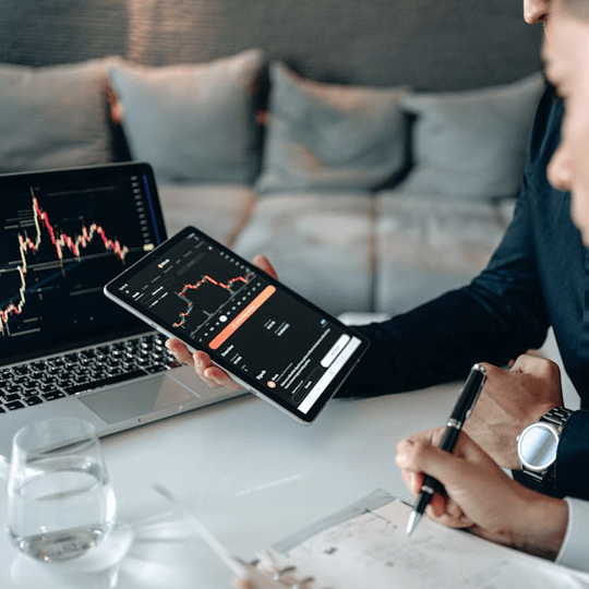 Eryxavin - Équipe d'experts en crypto-monnaies